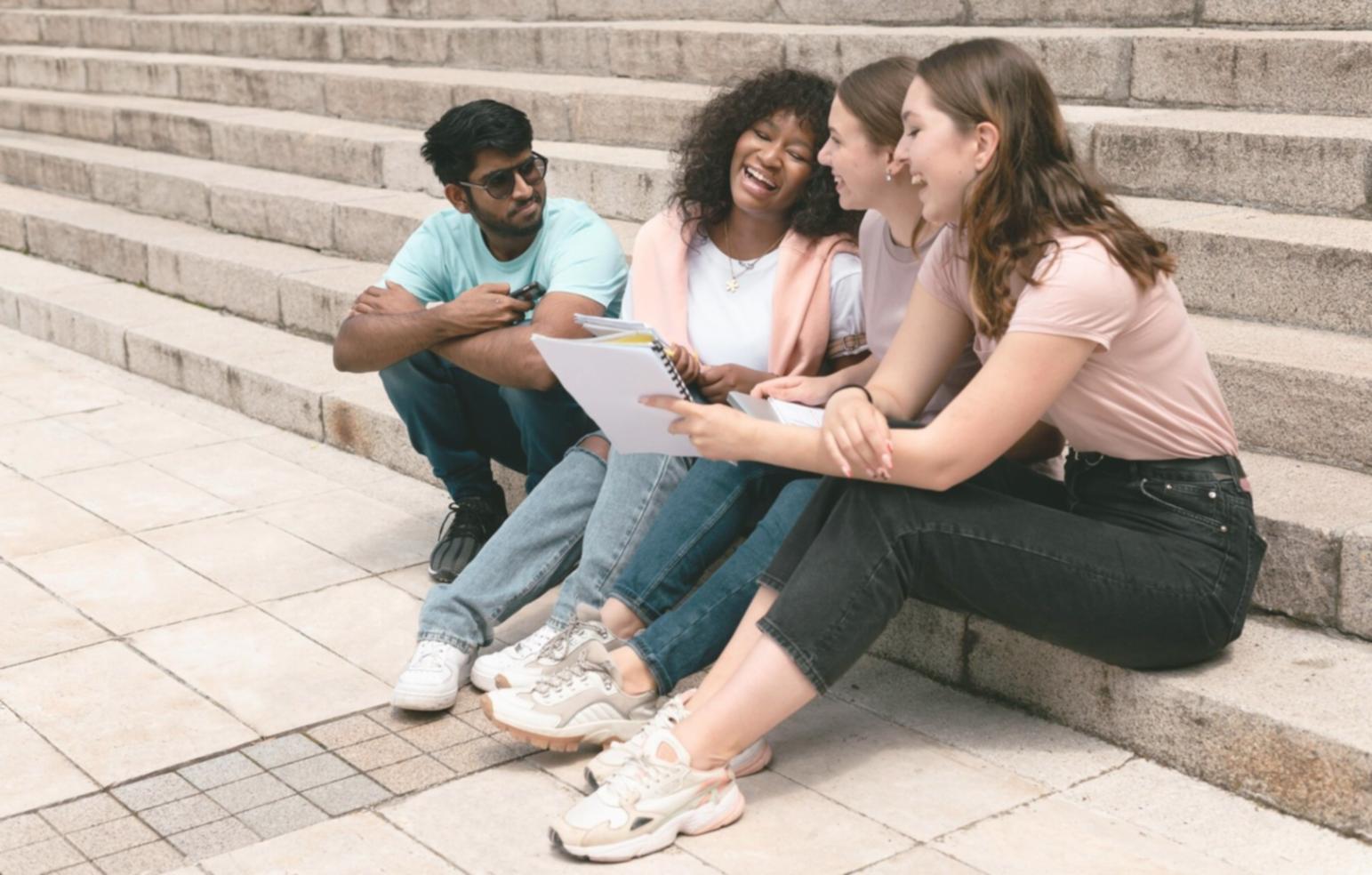 Menschen in einem authentischen Gespräch bei firatenovo