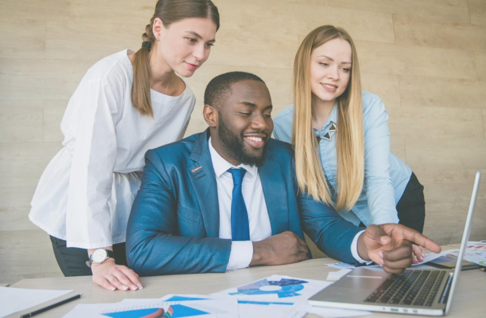 Menschen im authentischen Gespräch während eines Kommunikationstrainings